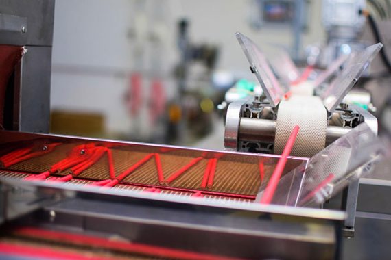 Cum arată o zi din viața unui producător de paie de băut din hârtie?