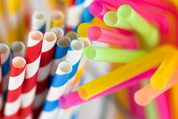5 motive pentru care paiele de băut de hârtie ar trebui să înlocuiască paiele de plastic de unică folosință